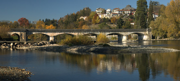 Vue de la ville avec son pont